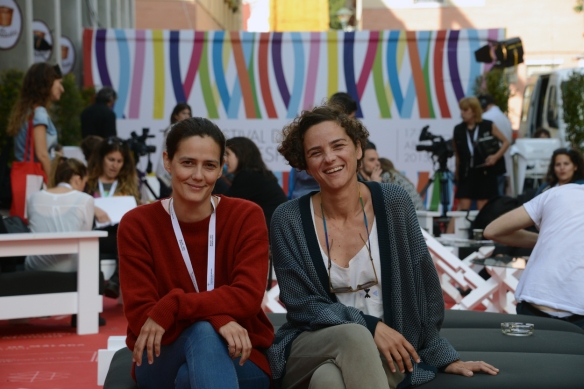 Cris Noda (izquierda) y Cayetana H. Cuyás, en la zona de invitados del festival de Málaga / LUIS ROCA ARENCIBIA